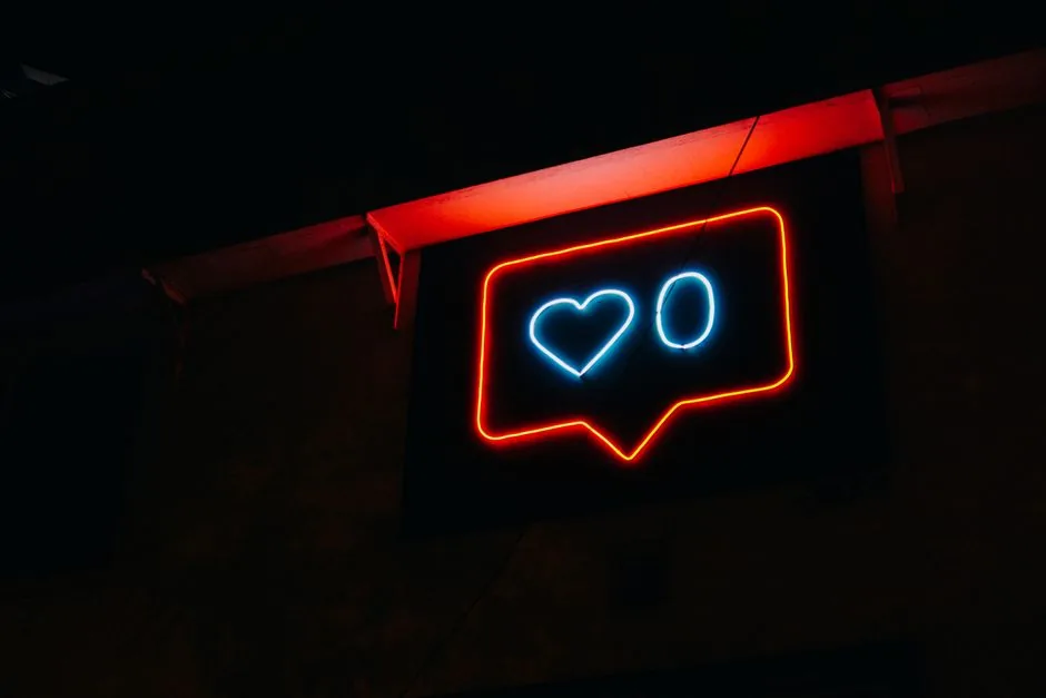 Ejecutivo de marketing muestra cómo usar Instagram Ads para impulsar ventas en Amazon, enfocando a compradores potenciales y reforzando la marca