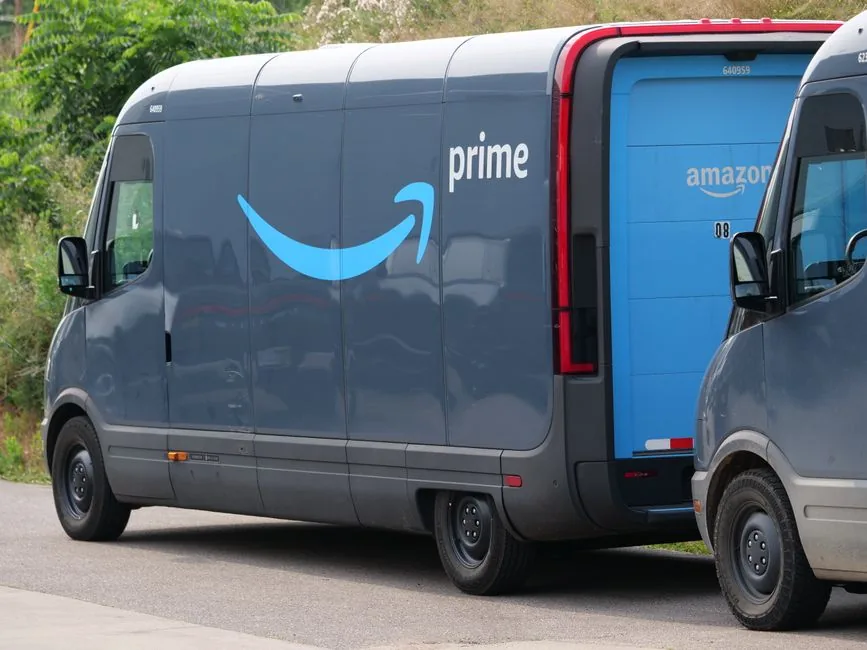 Consultor de marketing digital analizando métricas de un partner de Amazon para optimizar las ventas de una marca
