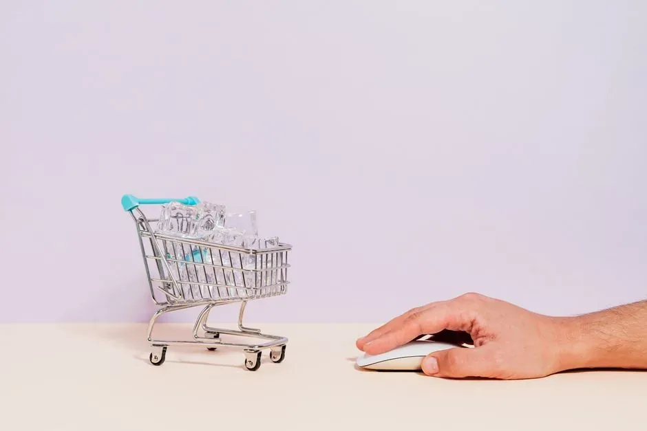Especialista de marketing digital analiza la estructura de Performance Max para ecommerce buscando optimizar el ROAS de una tienda online.