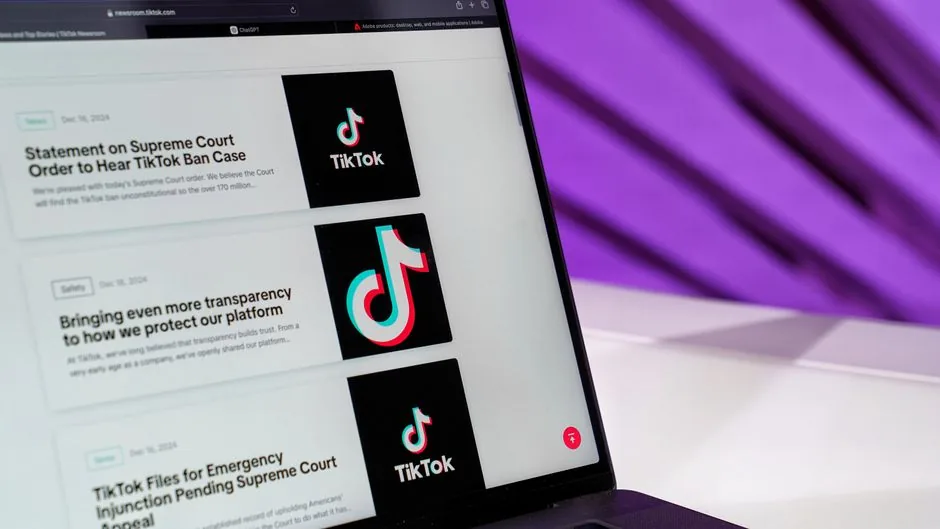 Vendedor revisando la herramienta Brand Protection de TikTok Shop en su ordenador para bloquear listings falsos y proteger su marca