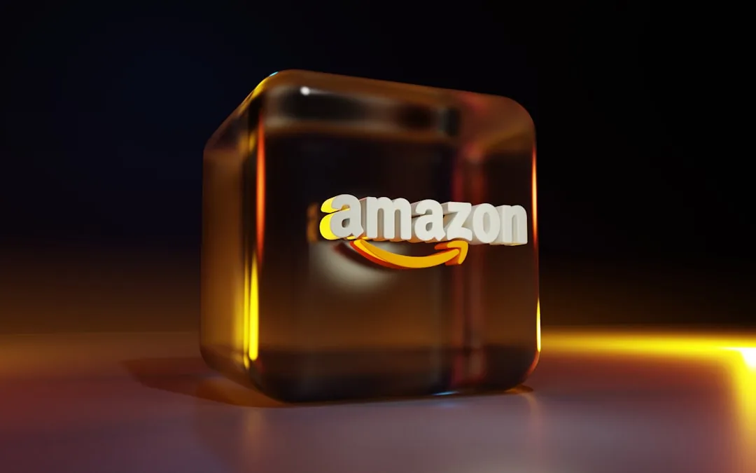 Especialista de marketing analiza métricas de publicidad en Amazon para optimizar la rentabilidad de una marca de ecommerce