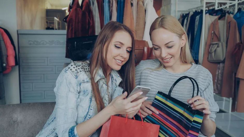 Infografía explicativa sobre qué es el retail media mostrando el embudo de conversión para vendedores de marketplaces.