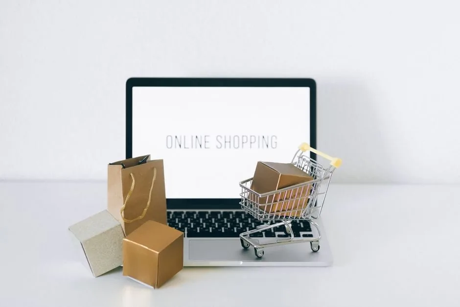 Vendedor de Amazon optimizando su inventario FBA para ganar la Buy Box y aumentar las conversiones de su tienda