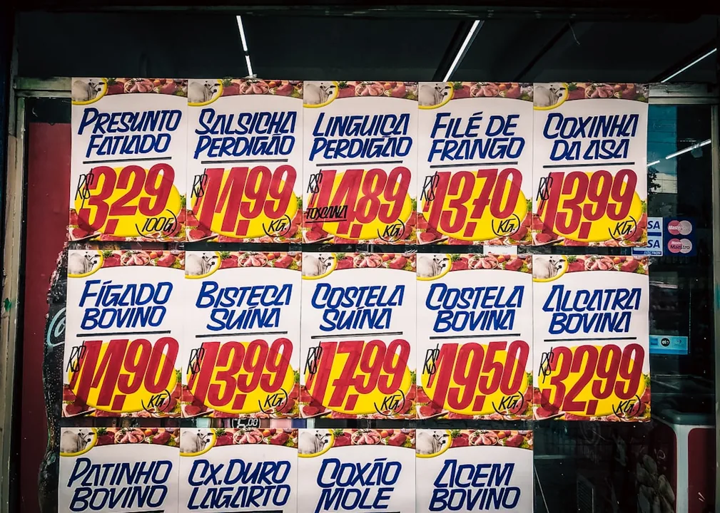 Emprendedor digital analizando los requisitos para vender en Amazon desde su ordenador para lanzar un negocio de comercio electrónico