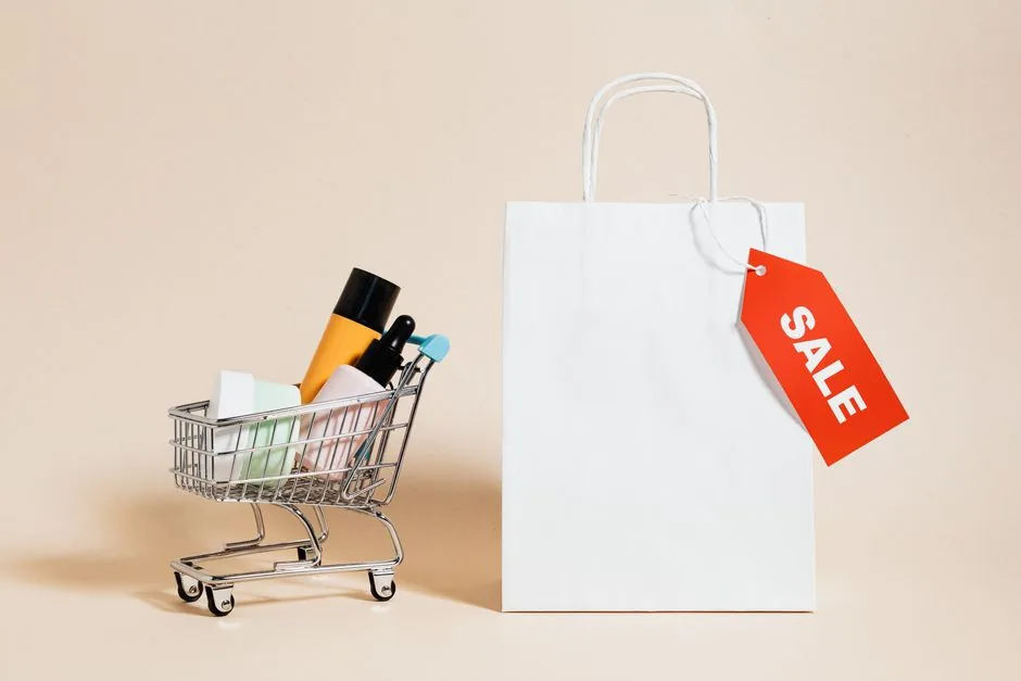 Ejecutivo de marketing analiza datos de retail media para demostrar incremento de ingresos en sellers españoles