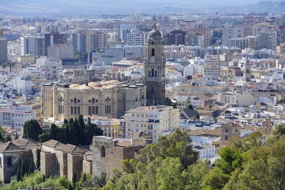 Globo aerostático de San Miguel sobre el cielo de Málaga durante la celebración de sus 60 años, con público disfrutando del festival de música electrónica