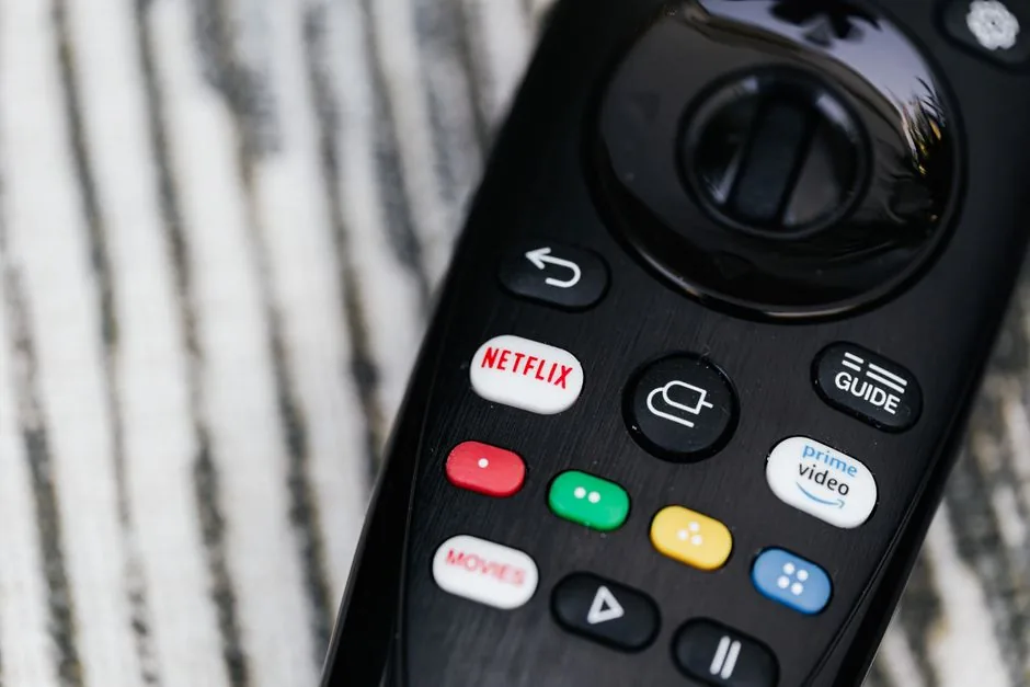 Imagen que muestra a una familia viendo Prime Video en la misma casa, resaltando la función de Perfil Familiar y sus restricciones de geolocalización para usuarios en España