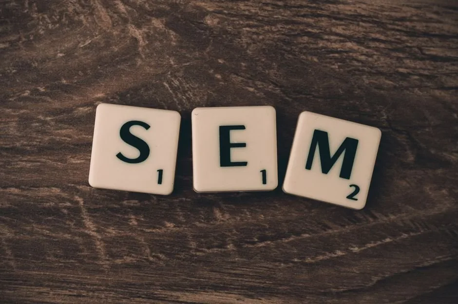 Consultor de marketing digital analizando métricas de SEO en Lleida para optimizar el posicionamiento web de una empresa local.