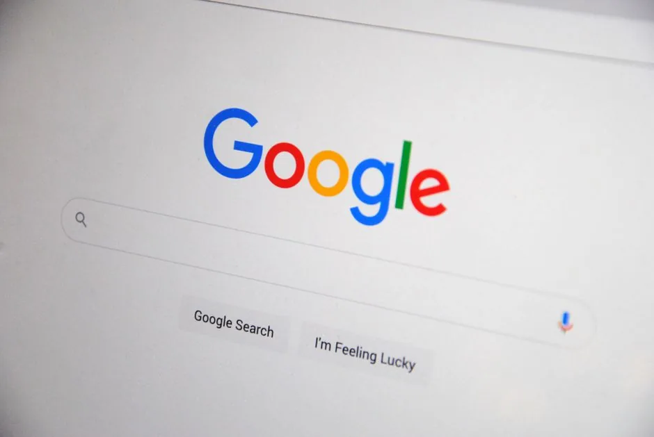Especialista en SEO para IA muestra cómo estructurar contenido con datos y respuestas claras para asistentes de voz y chatbots, dirigido a marketers y ecommerce