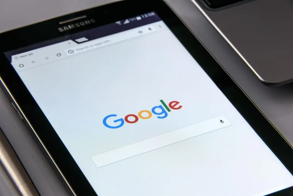 Consultor de marketing digital analizando métricas de SEO en Terrassa para optimizar la visibilidad online de una empresa industrial