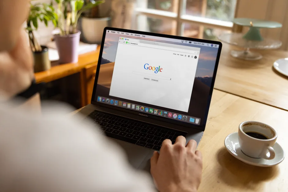 Ejecutivo de marketing analiza panel de Google Ads mientras reflexiona sobre el sesgo de disponibilidad que afecta sus decisiones estratégicas en ecommerce