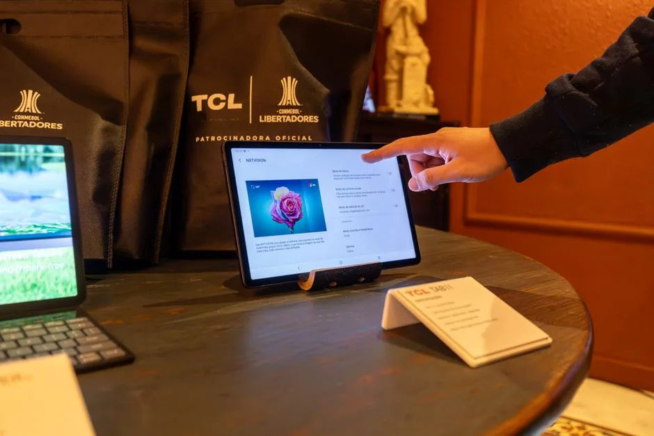Imagen que muestra cómo Sponsored Display protege la Buy Box y reimpacta a compradores indecisos en Amazon, dirigida a vendedores y gestores de marketing digital
