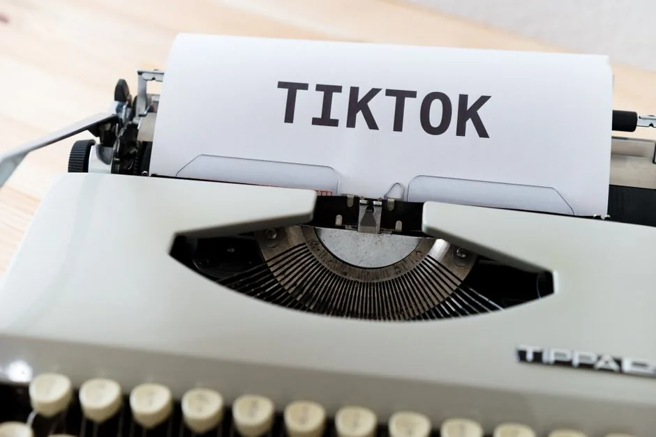 Vendedor de TikTok Shop mostrando un producto en un video corto mientras interactúa con la audiencia, dirigido a marcas que buscan combinar ventas en Amazon y TikTok