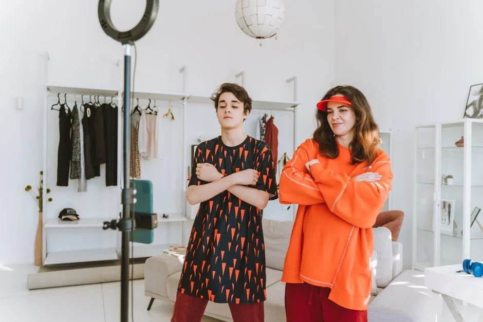 Creador de contenido mostrando productos en TikTok Shop España mientras interactúa con la audiencia para impulsar ventas en ecommerce social