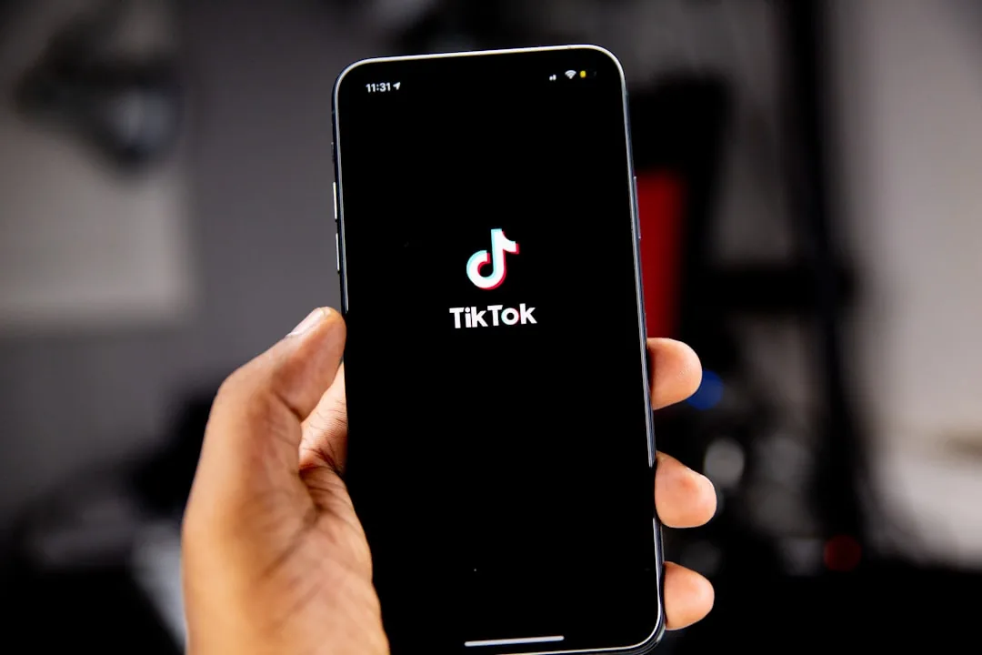 Imagen que muestra a un emprendedor analizando los costos ocultos y el margen de contribución en TikTok Shop para mejorar la rentabilidad del negocio