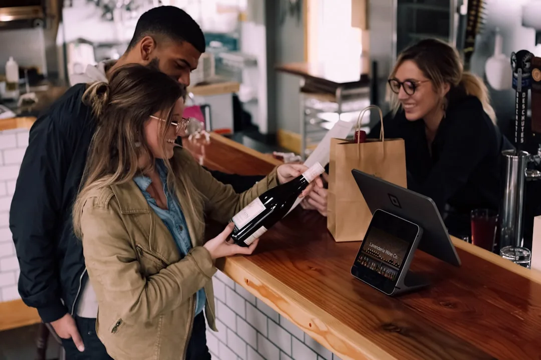 Emprendedor digital analiza las diferencias entre la cuenta individual y profesional para vender en Amazon como particular.