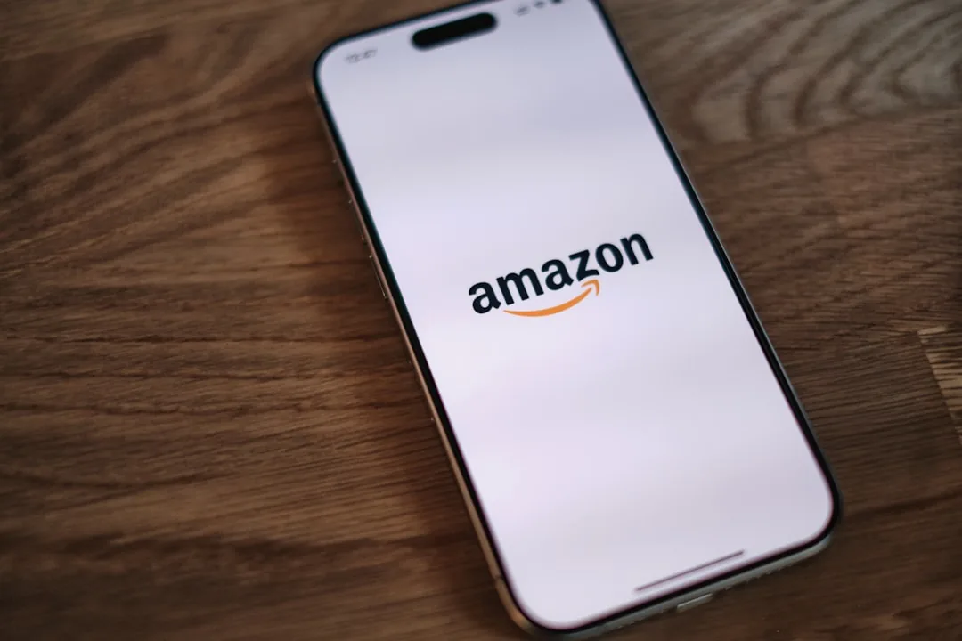 Vendedor de ecommerce analizando gráficos de rentabilidad para vender productos en Amazon con éxito y optimizar sus márgenes de beneficio.