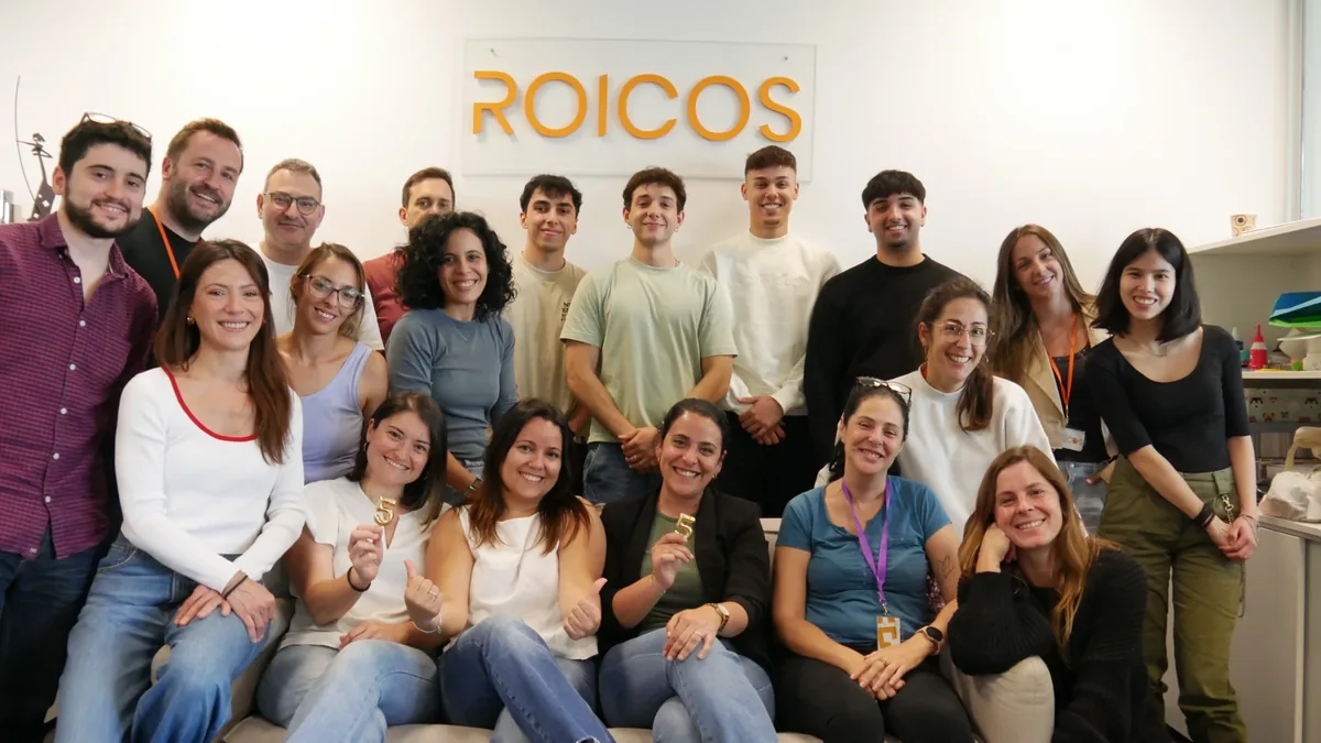 Equipo de la agencia Roicos en la oficina de Mataró
