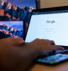Analista revisando gráficas de Search Console durante el Google May 2026 Core Update