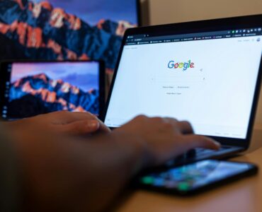 Analista revisando gráficas de Search Console durante el Google May 2026 Core Update