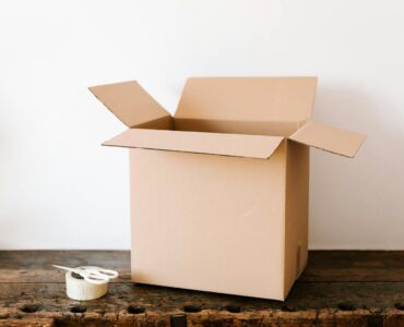 Comprador usando smartphone con asistente IA para descubrir productos en ecommerce, escena de agentic commerce sobre marcas DTC y sellers de Amazon
