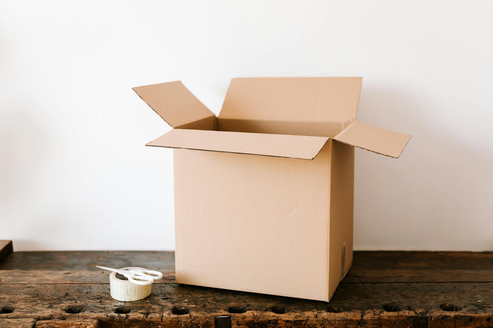 Comprador usando smartphone con asistente IA para descubrir productos en ecommerce, escena de agentic commerce sobre marcas DTC y sellers de Amazon