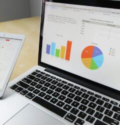 Pantalla con dashboard de campañas publicitarias digitales y gráficos de rendimiento, representando la interfaz de Amazon DSP en mayo 2026