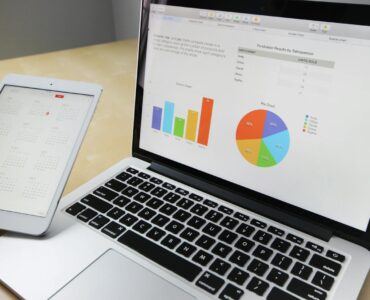 Pantalla con dashboard de campañas publicitarias digitales y gráficos de rendimiento, representando la interfaz de Amazon DSP en mayo 2026