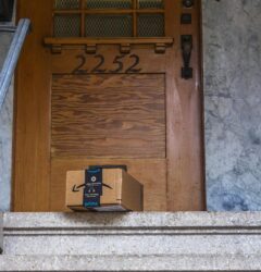 Caja Amazon Prime depositada en la puerta de una vivienda, símbolo del Prime Day 2026 adelantado a junio