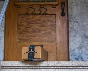 Caja Amazon Prime depositada en la puerta de una vivienda, símbolo del Prime Day 2026 adelantado a junio
