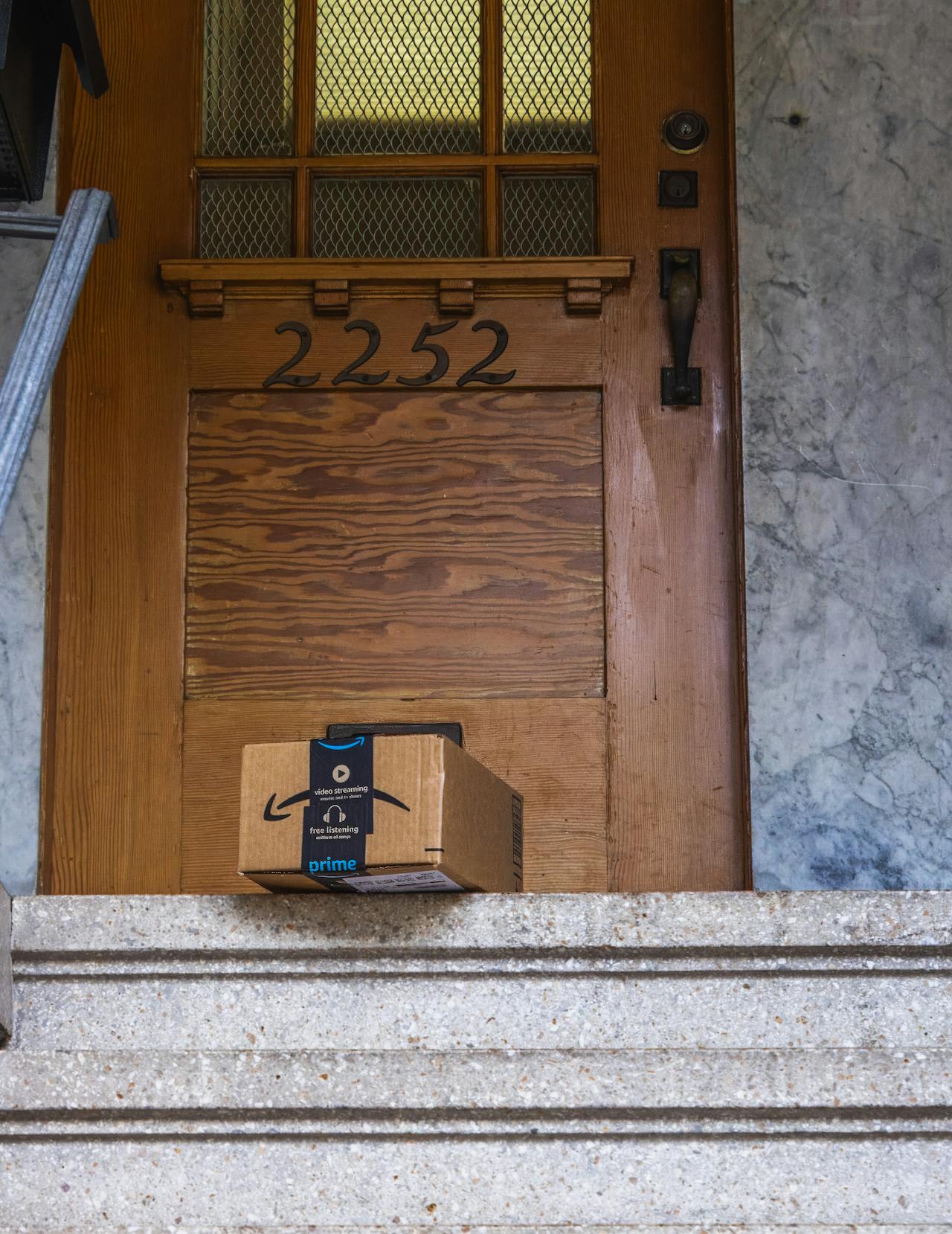 Caja Amazon Prime depositada en la puerta de una vivienda, símbolo del Prime Day 2026 adelantado a junio