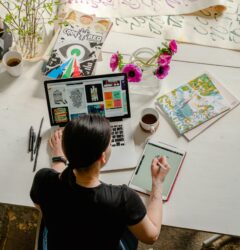 Pantalla con barra de búsqueda Google rediseñada y asistente IA Gemini 3.5 Flash visible sobre teclado para sellers ecommerce