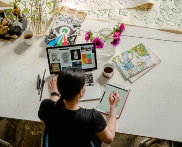 Pantalla con barra de búsqueda Google rediseñada y asistente IA Gemini 3.5 Flash visible sobre teclado para sellers ecommerce