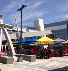 Campus Googleplex en Mountain View California con logo de Google visible en exterior