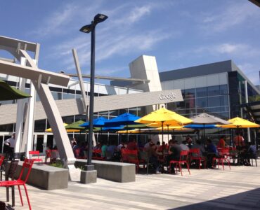 Campus Googleplex en Mountain View California con logo de Google visible en exterior