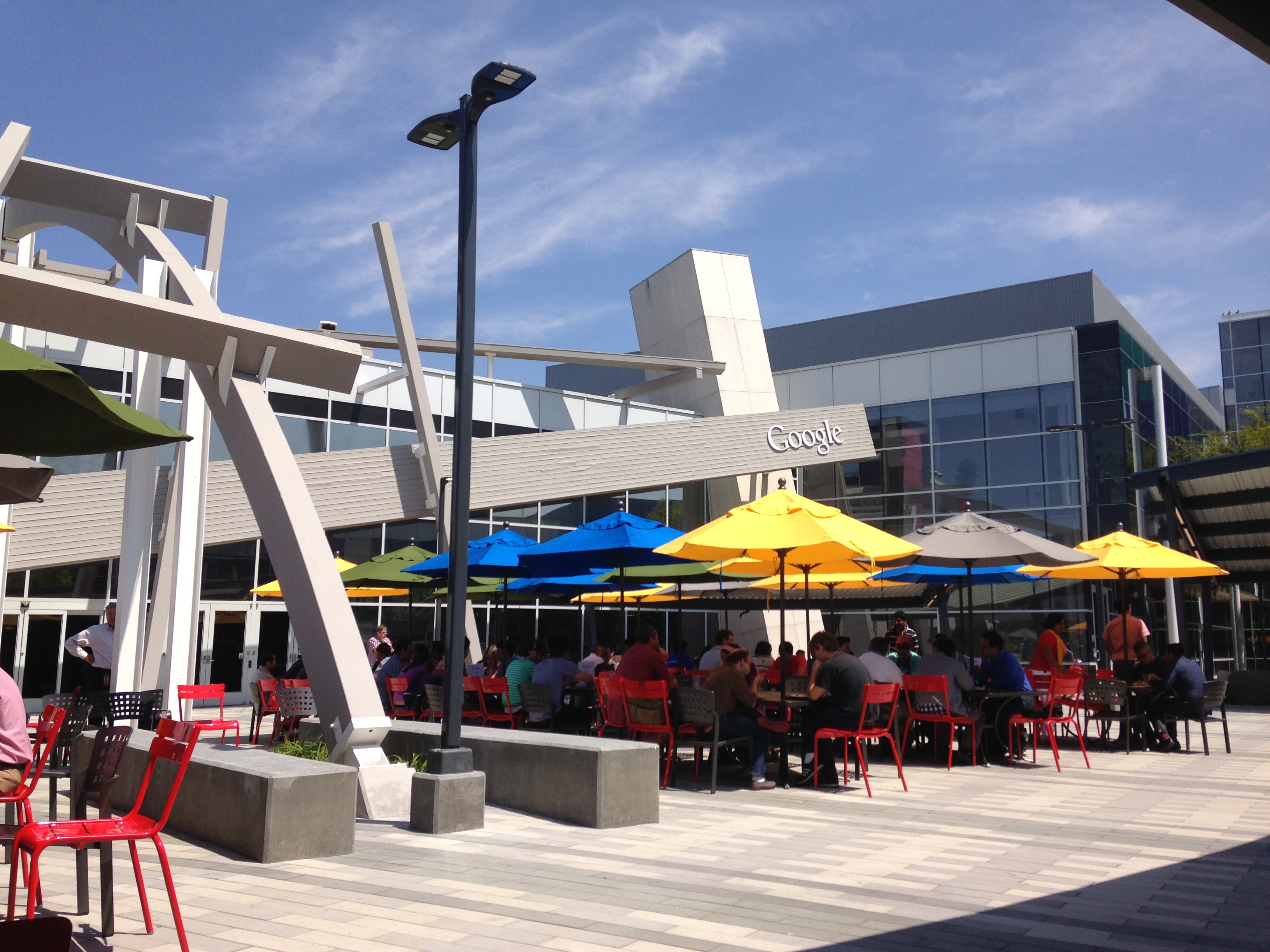 Campus Googleplex en Mountain View California con logo de Google visible en exterior