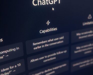 Interfaz de ChatGPT en pantalla representando el Ads Manager Beta de OpenAI con nuevos controles de presupuesto y geo-targeting para anunciantes