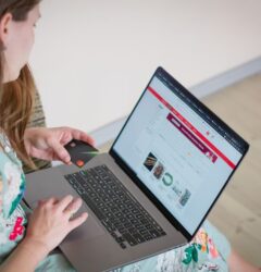 Emprendedor analizando métricas de conversión para abrir una tienda online de éxito dirigida a consumidores digitales españoles.