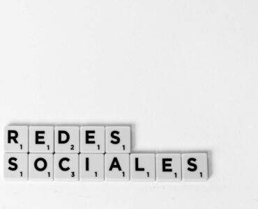 Especialistas de una agencia de redes sociales optimizando campañas con enfoque en ROI para marcas de comercio electrónico.