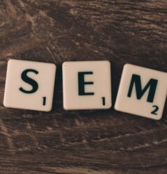 Consultores de marketing digital analizando métricas de campañas SEM en Barcelona para optimizar el retorno de inversión de un ecommerce.