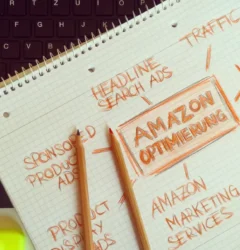 Consultor de marketing analiza métricas de Amazon Advertising en una pantalla para mejorar el rendimiento de vendedores online.