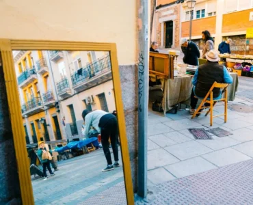 Consultor de marketing digital analizando métricas de Amazon DSP España para optimizar campañas de publicidad programática de marcas y sellers