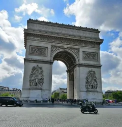 Consultor de e-commerce analiza las ventas de Amazon Francia en un portátil para marcas que buscan internacionalizar su negocio.