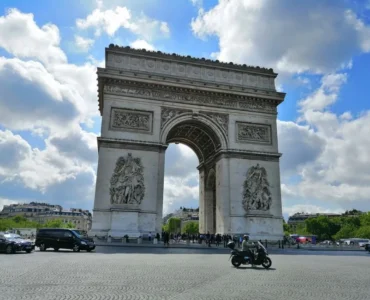 Consultor de e-commerce analiza las ventas de Amazon Francia en un portátil para marcas que buscan internacionalizar su negocio.