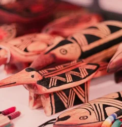 Artesana diseñando joyas hechas a mano para vender en Amazon Handmade y aumentar las ventas de su negocio creativo