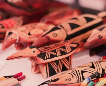Artesana diseñando joyas hechas a mano para vender en Amazon Handmade y aumentar las ventas de su negocio creativo