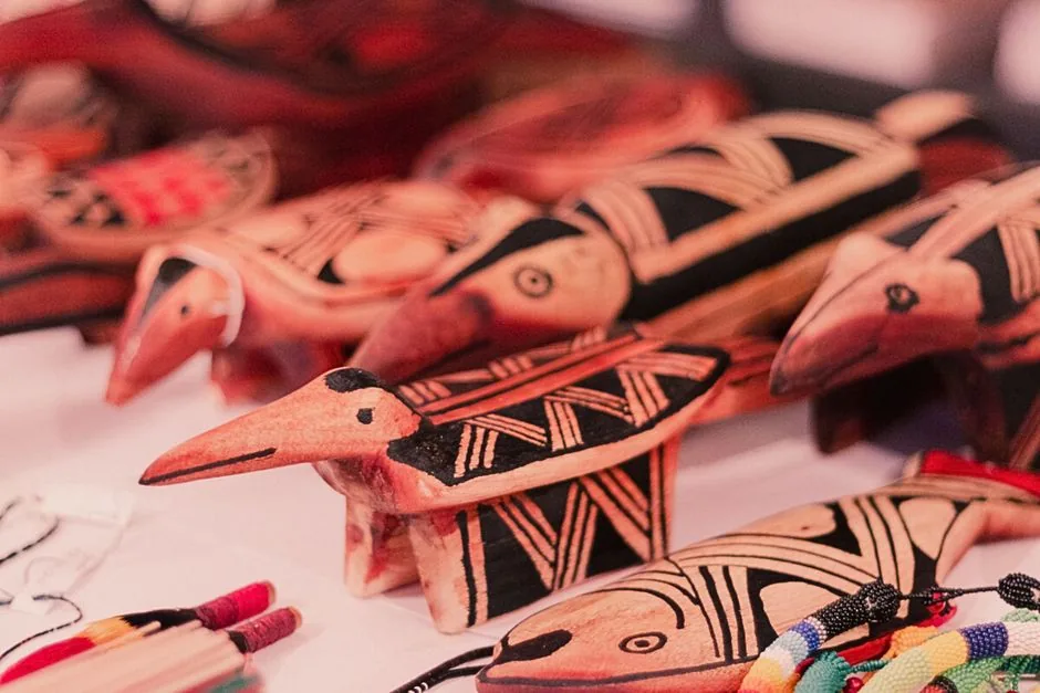 Artesana diseñando joyas hechas a mano para vender en Amazon Handmade y aumentar las ventas de su negocio creativo