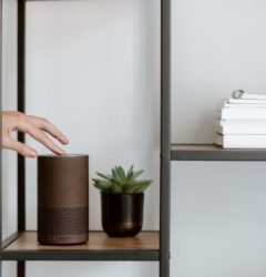 Dispositivo Echo Show mostrando un anuncio interactivo de Alexa+ Agentic Ads para compradores online de Amazon.