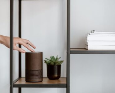 Dispositivo Echo Show mostrando un anuncio interactivo de Alexa+ Agentic Ads para compradores online de Amazon.