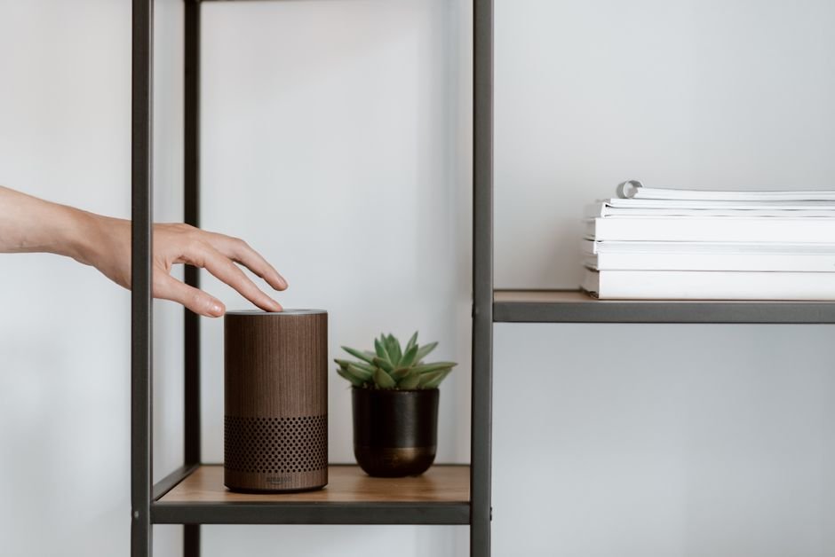 Dispositivo Echo Show mostrando un anuncio interactivo de Alexa+ Agentic Ads para compradores online de Amazon.
